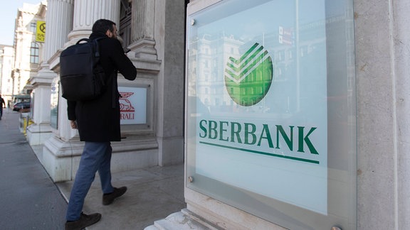 Ein Mann geht in eine Filiale der Sberbank