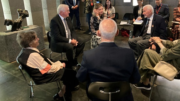 Bundespräsident Frank-Walter Steinmeier begrüßt Veteranen des Warschauer Aufstands zu einem Gespräch.