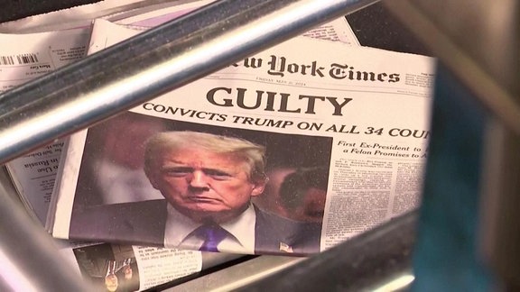 Donald Trump-Foto mit Schlagzeile in der "New York Times" auf der steht: "Schuldig!"