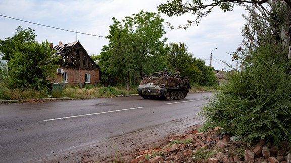 Amerikanischer M113 einer mechanisierten Infanterieeinheit beim Vorrücken an die Front in der Stadt Orikhiv
