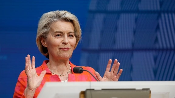 Die Präsidentin der Europäischen Kommission Ursula von der Leyen spricht an einem Redner*innenpult.