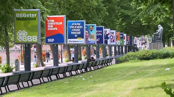 Viele Wahlplakate mit niederländischen Parteien