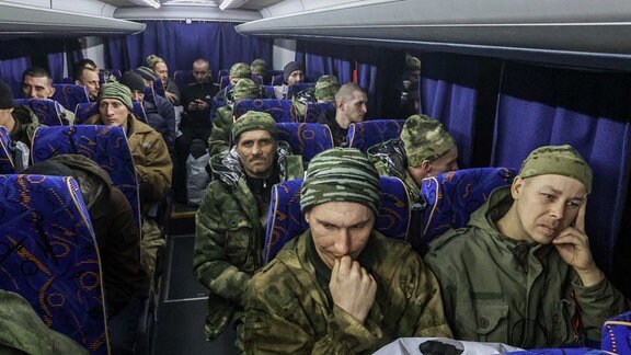 Eine Gruppe Soldaten in einem Bus