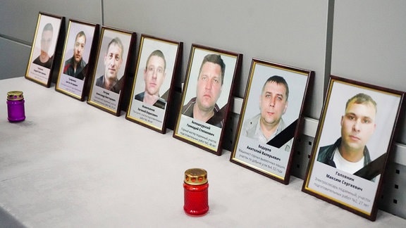 Porträts der Unfallopfer vom 25. November im Eingangsbüro des Kohlebergwerks Listwjaschnaja in Leninsk-Kusnezki.