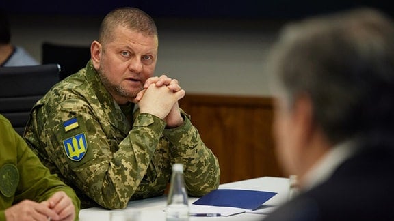 Walerij Saluschnyj nimmt 2022 an einem Treffen mit US-Außenminister Blinken, US-Verteidigungsminister Austin und dem ukrainischen Präsidenten Selenskyj teil.