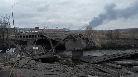 Russland-Ukraine-Krieg: Zerstörte Brücke in Irpin