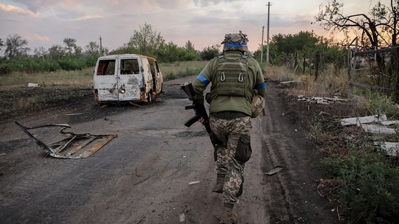 Ukrainischer Soldat der 24. Mechanisierten Brigade (Bild bereitgestellt via AP von der ukrainschen Armee)