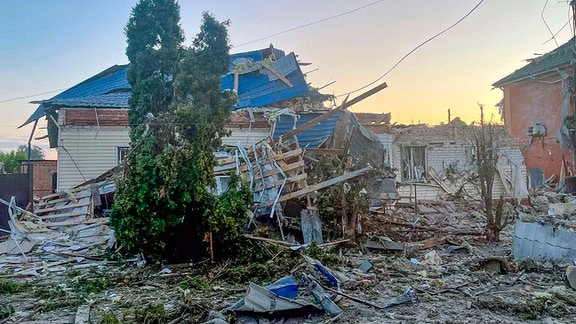 Ein nach angeblich ukrainischem Beschuss zerstörtes Haus in der Region Kursk/Belogorod