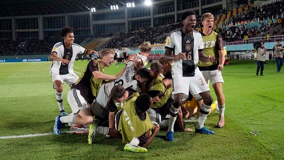 Fußball, U17-Junioren: WM, Deutschland - Frankreich, Finale im Manahan Stadion. Die deutschen Spieler feiern nach dem Treffer zum 2:0.