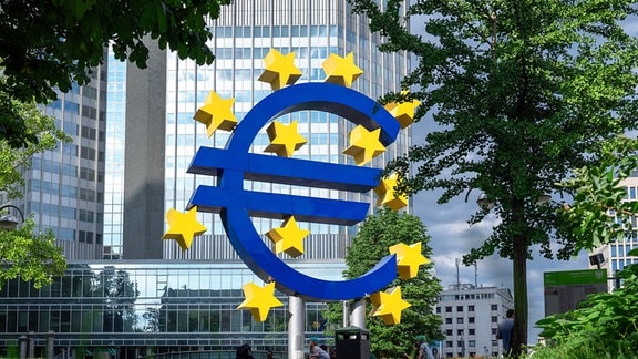 Euro-Skulptur am Willy-Brandt-Platz in Frankfurt am Main