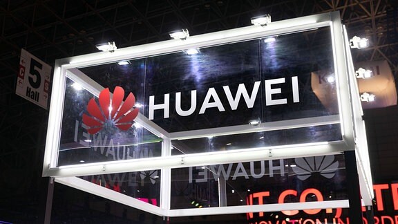 Logo des chinesichen Herstellers Huawei auf der Tokyo  Makuhari Messe in Chiba, Japan