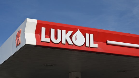 Schriftzug von LUKOIL an einer Tankstelle