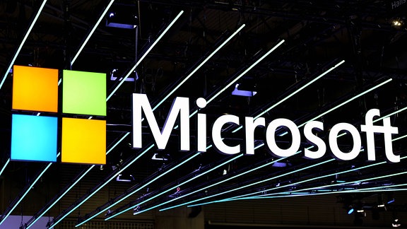Das Logo des amerikanischen Unternehmens Microsoft auf dem Mobile World Congress 2024.
