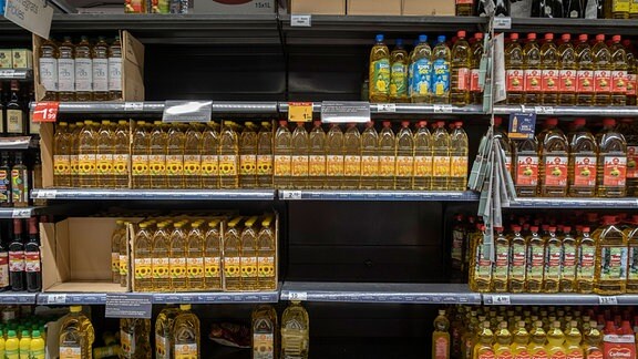 Teilweise gelehrte Regale von Speiseöl in spanischem Supermarkt