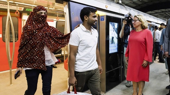 Svenja Schulze in der Metro im indischen Ahmedabad