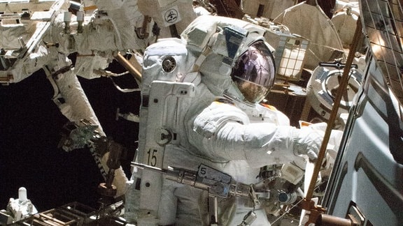 Astronaut Matthias Maurer bei seinem Außeneinsatz an der Raumstation.