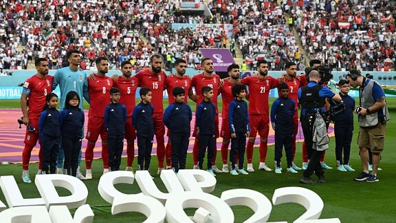 die Spieler des Iran singen aus Protest die eigenen Hymne nicht mit