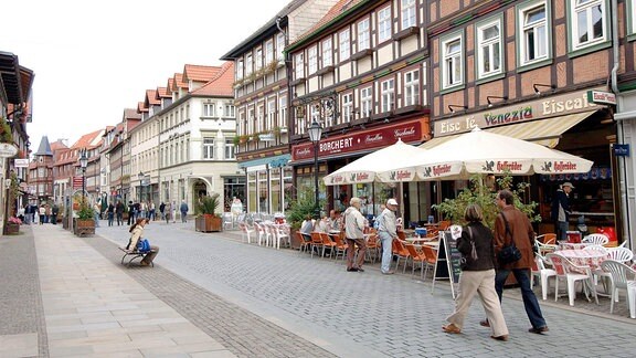 Einkaufsstraße mit Cafes in der Innenstadt von Wernigerode.