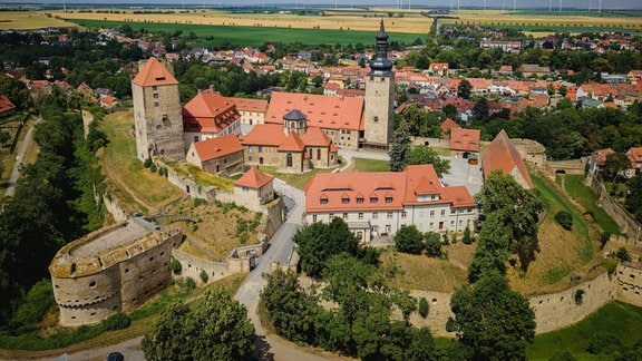 Übersichtsaufnahme einer historischen Burganlage