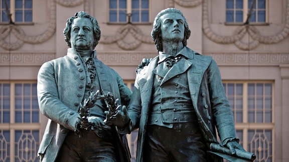 Goethe-Schiller-Denkmal in Weimar vor dem Deutschen Nationaltheater