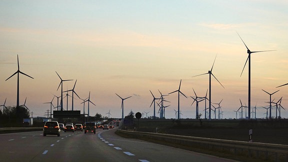 Windräder neben einer Autobahn