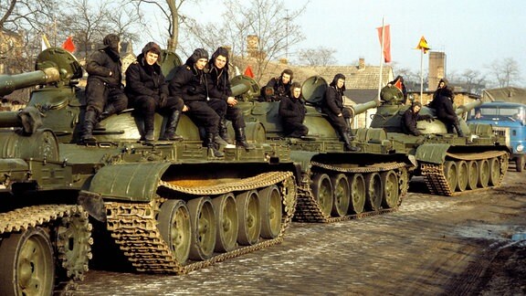 Rotarmisten auf Panzern, 1979 in Wittenberg