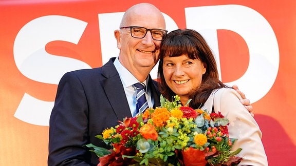 Dietmar Woidke, Ministerpräsdident und Vorsitzender der SPD in Brandenburg und seine Frau Susanne stehen nach Bekanntgabe der ersten Prognosen bei der SPD-Wahlparty auf der Bühne.