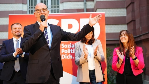 Dietmar Woidke, Ministerpräsident und Vorsitzender der SPD in Brandenburg steht nach Bekanntgabe der ersten Prognosen bei der SPD-Wahlparty auf der Bühne. In Brandenburg fand am Sonntag die Landtagswahl statt.