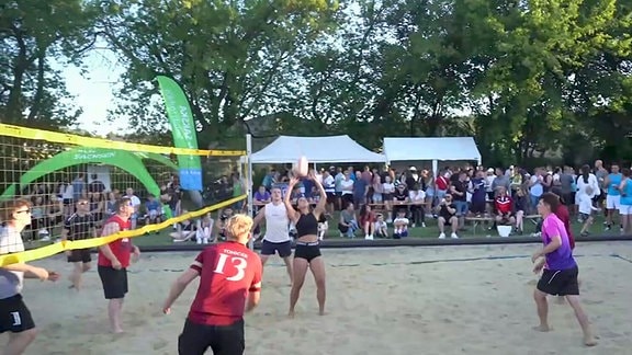 Wolejbul je pola serbskeje młodźiny přewšo woblubowany, to je tež lěćna tura Radija Satkula zaso pokazała. Volleyball ist bei der sorbischen Jugend überaus beliebt. Das hat auch die Sommertour von Radio Satkula bewiesen. 