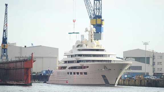 Die Yacht Dilbar des russischen Milliardärs Alischer Usmanow liegt im Werfthafen von Blohm+Voss.