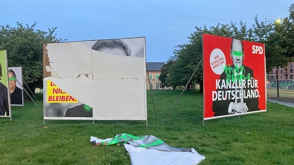Zerstörte Wahlplakate zur Bundestagswahl in Leipzig am Johannisplatz vor dem Grassi Museum.