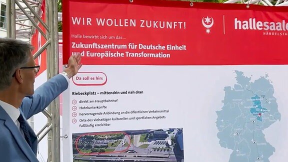 Halles Bürgermeister Egbert zeigt Pläne zum Zunkunfszentrum am Cube (c)Thomas_Ziegler_Stadt_Halle_Saale
