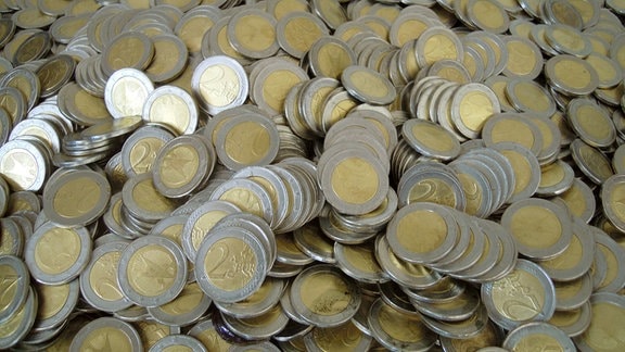 Zwei-Euro-Stücke-Falschgeld liegen auf einem Haufen.