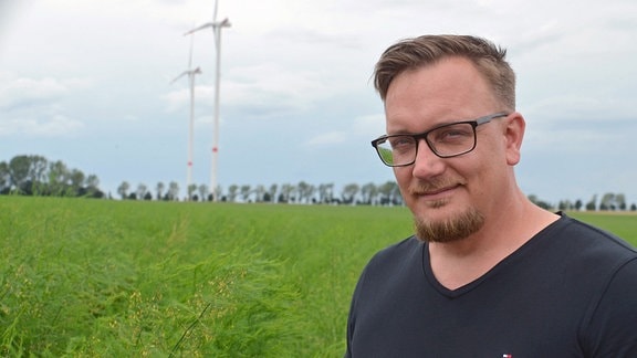 MDR FERNSEHEN ACKERN IN DER KRISE, "Bauern im Ausnahmezustand", am Mittwoch (26.08.20) um 20:15 Uhr. Spargelbauer Jan Niclas Imholze © MDR/Jörg Pfeifer, honorarfrei - Verwendung gemäß der AGB im engen inhaltlichen, redaktionellen Zusammenhang mit genannter MDR-Sendung bei Nennung "Bild: MDR/Jörg Pfeifer" (S2). MDR/HA Kommunikation, 04360 Leipzig, Tel: (0341) 300 6477 oder - 6463