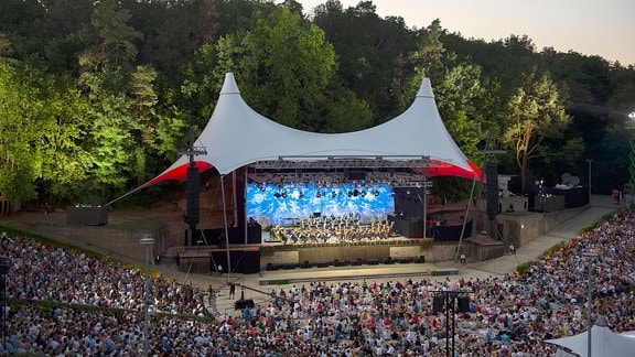 3sat Festspielsommer/ARD Radiofestival Bild von der Sendung "Die Berliner Philharmoniker live in der Waldbühne 2022" (3sat) 25.06.22; 20:15 Uhr