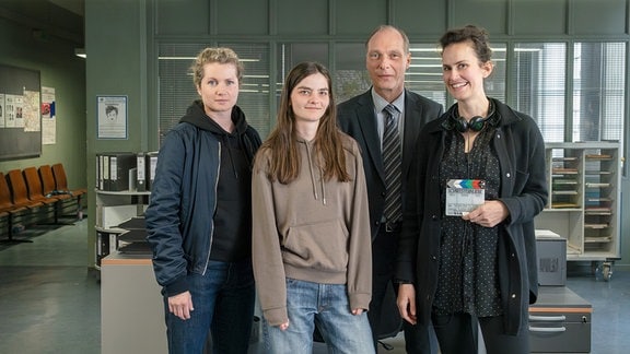 Im Foto (v.l.n.r.): Cornelia Gröschel (Rolle Leonie Winkler), Emilie Neumeister (Rolle Amanda/Jana), Martin Brambach (Rolle Peter Schnabel), Regisseurin Saralisa Volm