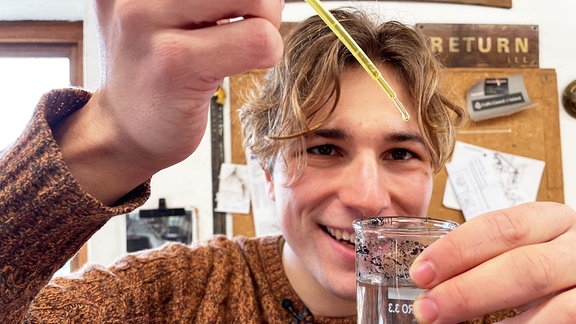Erfinder Fionn Ferreira in seinem Labor in seinem Heimatort Ballydehob (Südwestirland). Er stellt aus Olivenöl und Magnetpulver einen Stoff her, mit dem sich Mikroplastik aus Flüssigkeiten entfernen lässt.