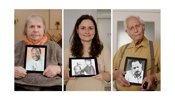 Ursula Pulley mit einem Foto von James Pulley, Mira Hutto mit einem Foto ihres Vaters Raymond Hutto und Victor Grossman mit einem Foto von sich (v.l.)