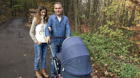Wunscheltern Denise und Jens Walzner glücklich zurück in Deutschland, hier ist Leihmutterschaft verboten.