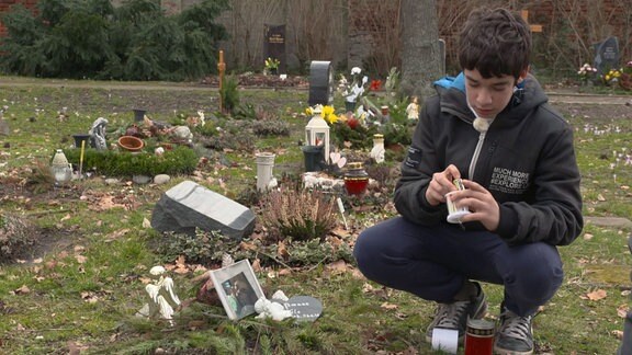 Antonio auf dem Friedhof, wo er seinem Vater nahe ist