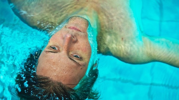 Jonas (Fabian Kloiber) lässt sich im Wasser treiben.