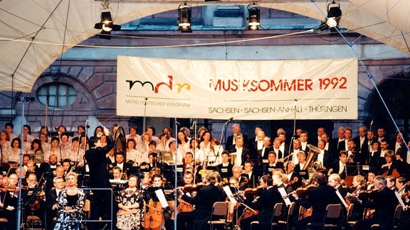 Eröffnungskonzert des 1. MDR Musiksommer in Weimar 1992 im Hof des Residenzschlosses.