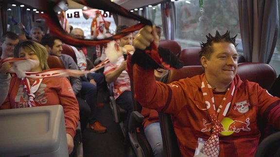 RB Fans unterwegs im Bus zum Auswärts-Spiel nach Dortmund.