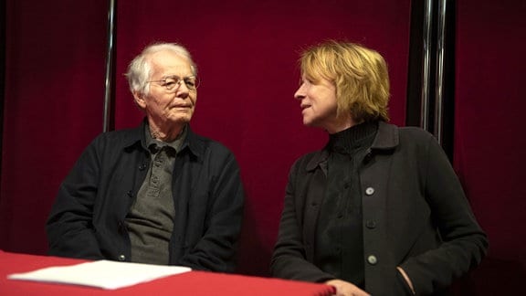 Autor Volker Braun und Schauspielerin Corinna Harfouch bei den Hörspielaufnahmen zu WERKTAGE