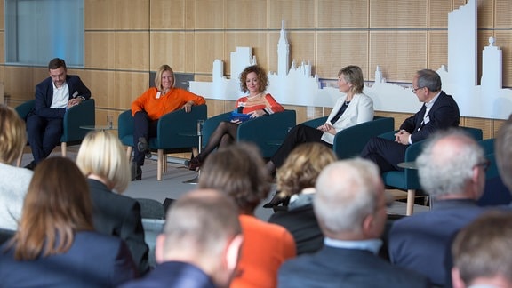 "Zweite Europäische Public Value Konferenz: Gemeinwohl durch Vielfalt in den Medien": Martin Grasmück, Yvette Gerner, Julia Krittian, Karola Wille und Kai Gniffke (v.l.)