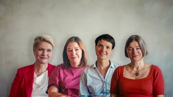 Auf dem Bild sieht man vier Frauen, die Protagonistinnen der MDR-Dokumentation Frauen in Landschaften sind. v.l.n.r. Manuela Schwesig, Yvonne Magwas, Frauke Petry, Anke Domscheit-Berg