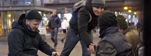 Szene aus der Reportage "Gestrandet in Berlin": Wojciech und Darek kommen am Alexanderplatz ins Gespräch mit polnischen Obdachlosen. Ein wärmender Kaffee hilft, den ersten Kontakt herzustellen.
