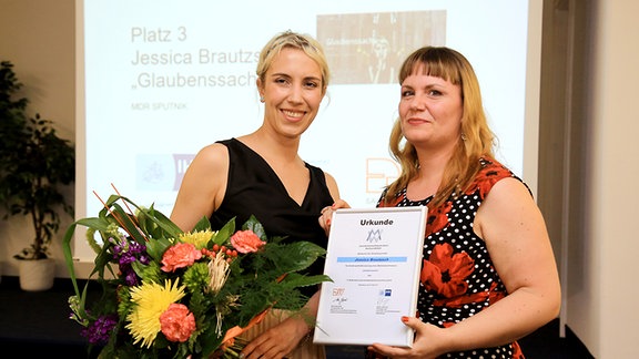 MDR SPUTNIK-Multimedia-Features von DJV und IHK ausgezeichnet. Preisträgerinnen sind Lisa Kettwig und Jessica Brautzsch. Betreut wurden sie von Andrea Alic.