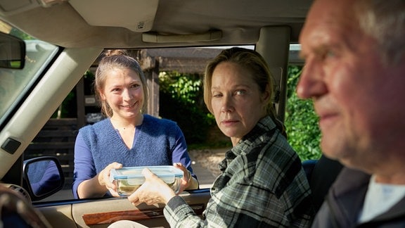 Aus dem Leben Iryna gibt Sabine und Stefan besonderen Proviant für die Wanderung mit. Iryna Melnik (Irina Potapenko), Sabine Schuster (Ann-Kathrin Kramer), Stefan Schuster (Harald Krassnitzer)