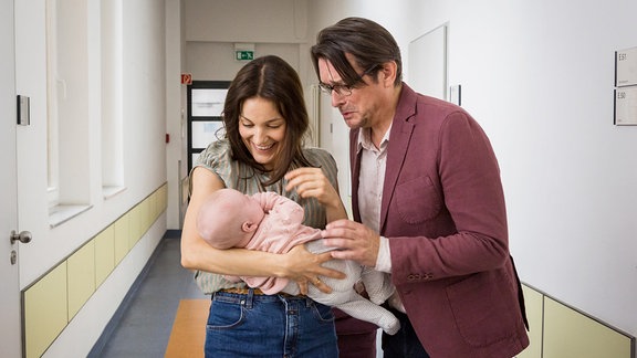 "Eltern mit Hindernissen": Glücklich nehmen Katrin (Nicolette Krebitz) und Philipp (Hary Prinz) ihre Tochter wieder in den Arm.